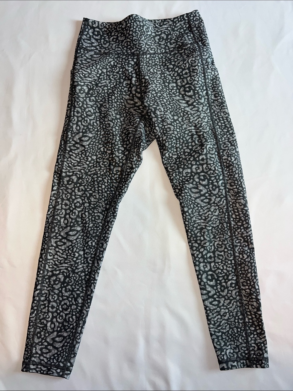 tek gear Black-and-Gray Animal Print Leggings 2 hip pockets Women’s Size Med